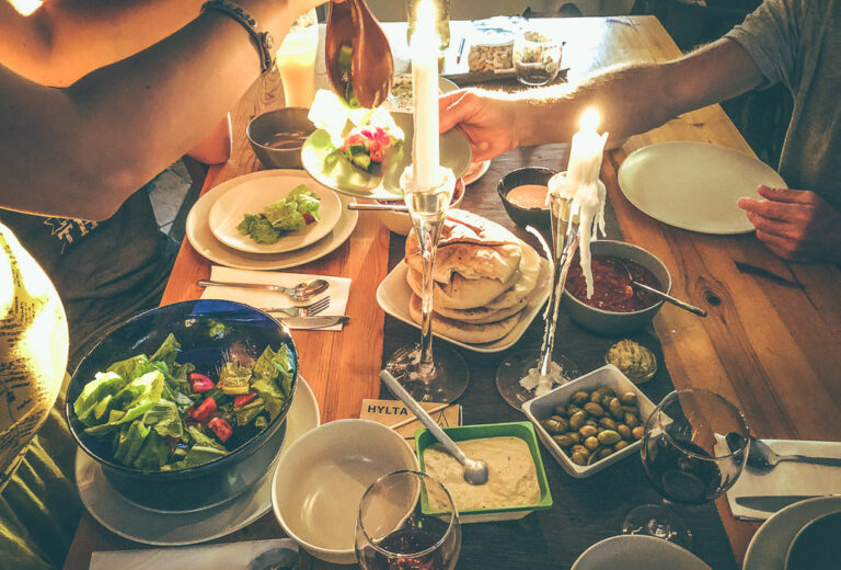 Wir beim Shabbat feiern. Abendessen gemeinsam. Gilboa Passion