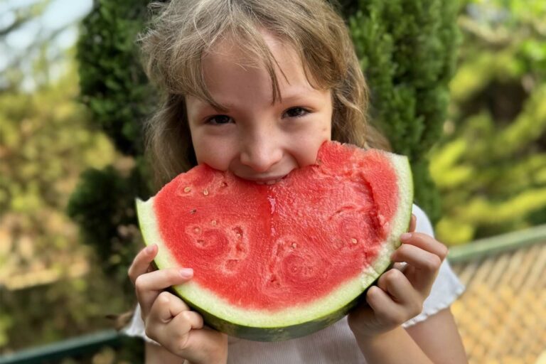 Melonen Israel Foto ohne Kerne, Mädchen isst Melone