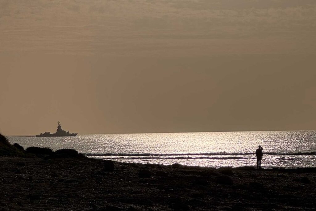 Schiff vor Haifa in der Abendsonne während des Krieges